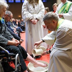 Elfriede Kahr wurde von der Pfarre Tobelbad für die Fußwaschung nominiert. Im Bild mit Pfarrer Claudiu Budău.