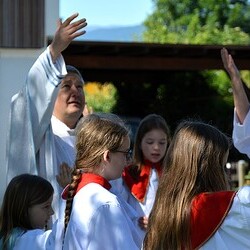 Pfarrer Claudiu Budău mit Ministrantinnen
